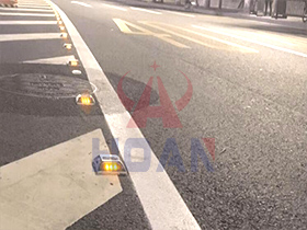 Tachas Solares: Baliza que Ilumina la Seguridad en Autopistas Nocturnas